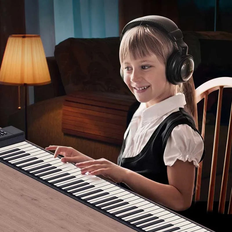 Oppdag ditt musikalske talent med dette lille bærbare pianoet