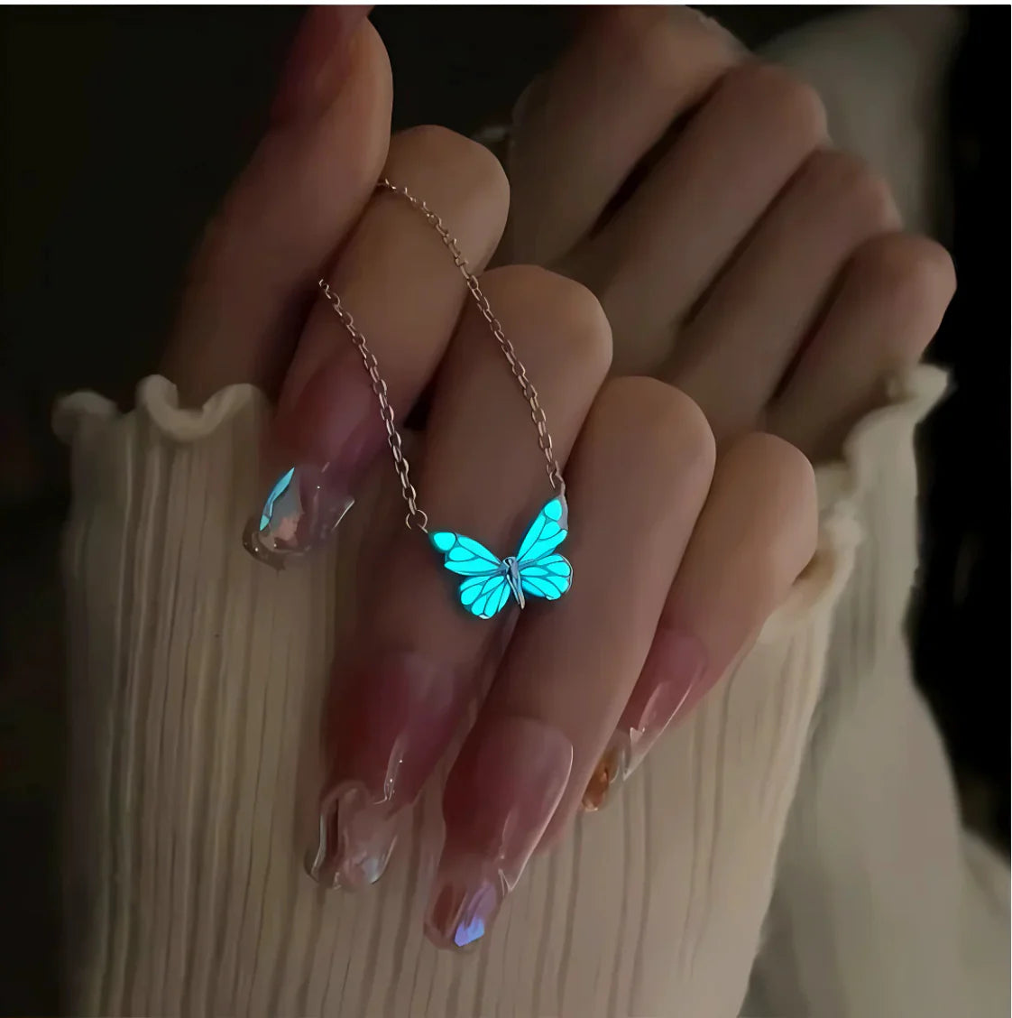 Butterfly halsbandet kombinerar ett finstämt fjärilsmotiv med ett flätat repmönster