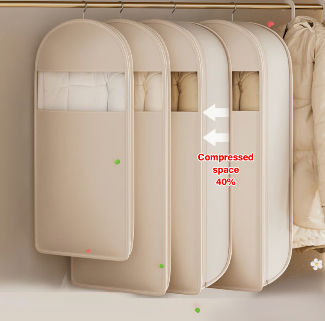 Upphängningsbar självkrymmande klädförvaring – spara plats utan dammsugare!