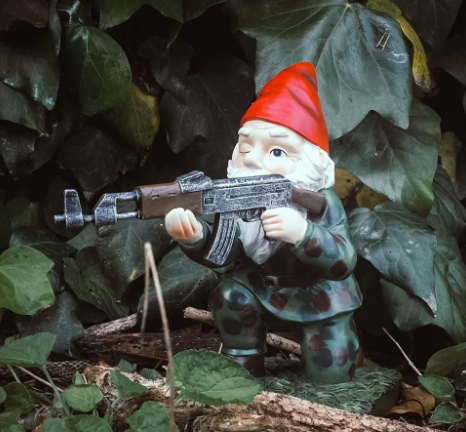 Trädgårdstomte-krigare | Trädgårdsförsvar med humor!